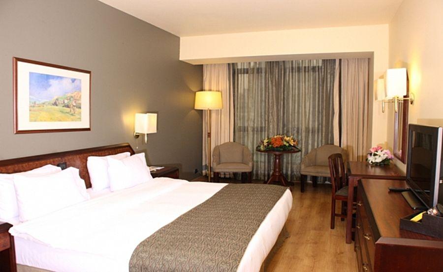 Le Commodore Hotel Beirut Exteriör bild