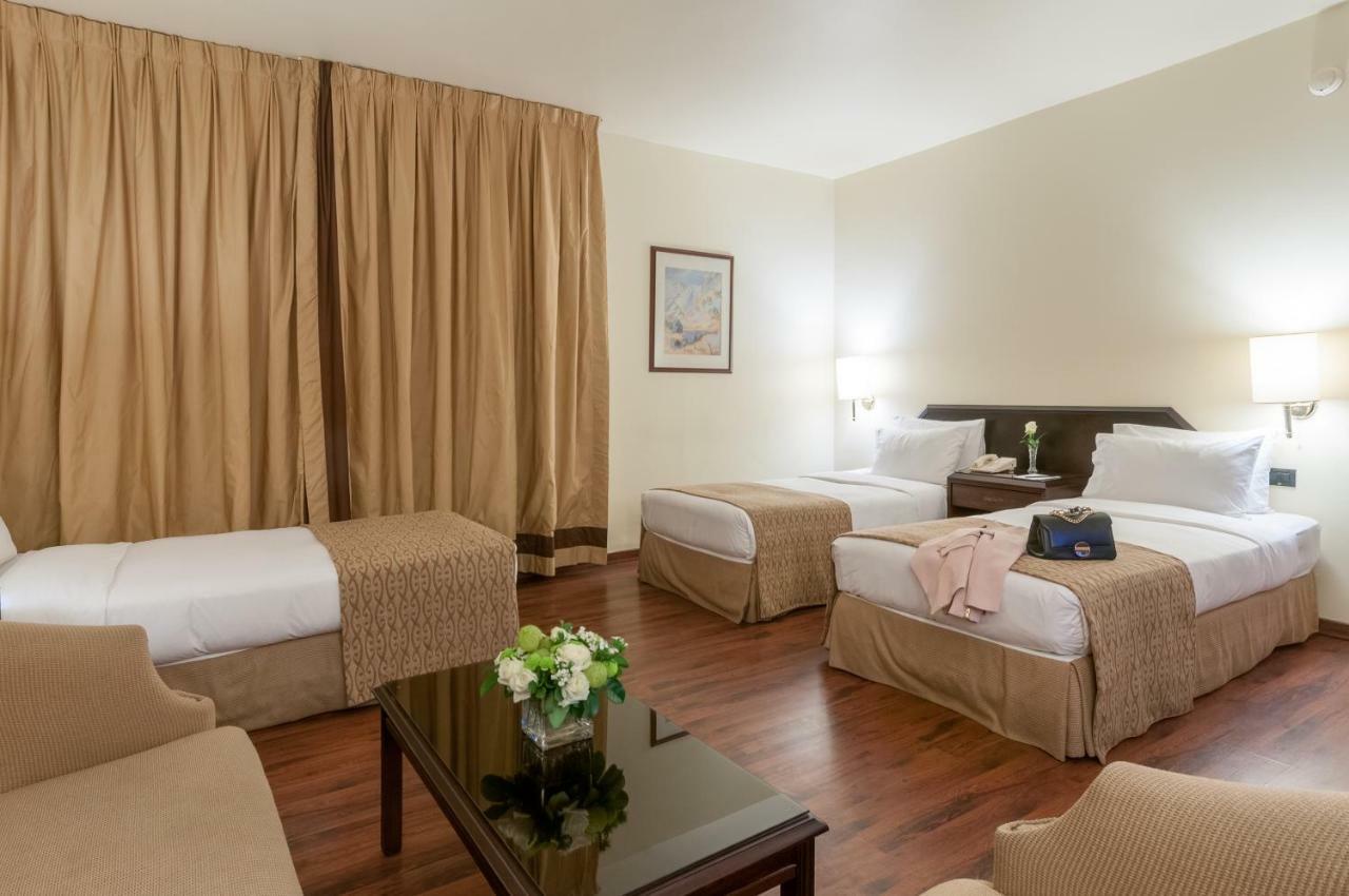Le Commodore Hotel Beirut Exteriör bild